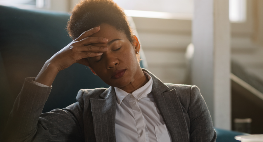 Ilustração do artigo: Burnout na liderança feminina não é crise pessoal, é risco operacional.